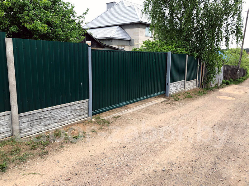 Фото зеленого профнастила в заборе из бетонных элементов
