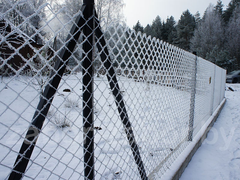 Фото забора из сетки-рабица зимой с монолитной бетонной лентой
