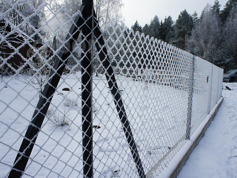 Фото зимой забора из сетки рабицы высотой 1,5 метра