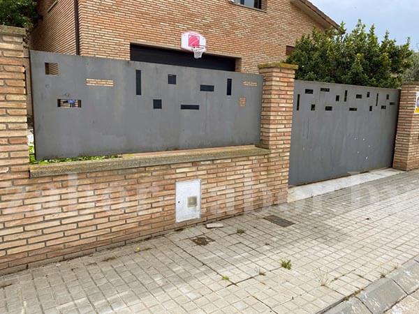 Фото листового металлического секционного забора