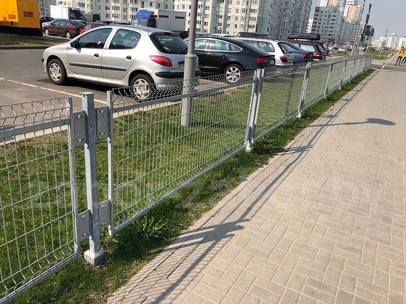 Вид установленного еврозабора из сетки 3д Фото установленного еврозабора из сетки 3д