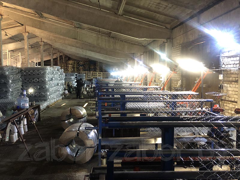 Фото производства сетки рабицы на нескольких станках