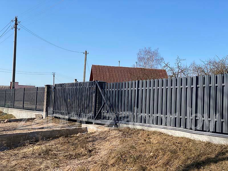 Фото откатных ворот из евроштакетника TRAPEZE, цвет по RAL 7005, мышино-серый