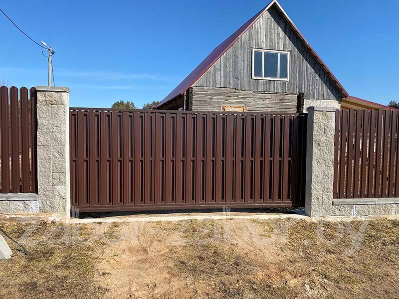 Фото окатных ворот из евроштакетника цвета красный оксид, по RAL 3009