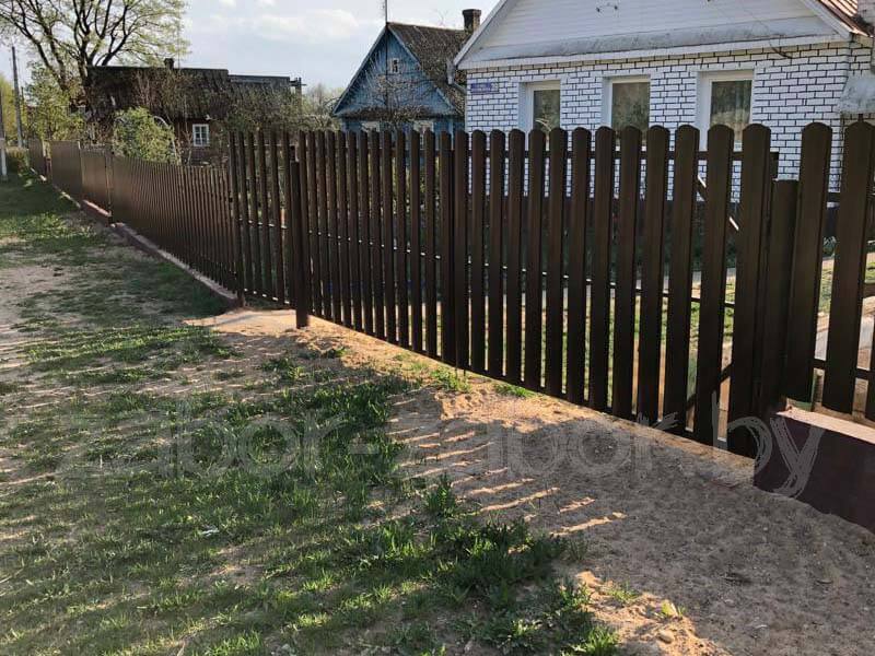 Фото распашных ворот из одностороннего евроштакетника