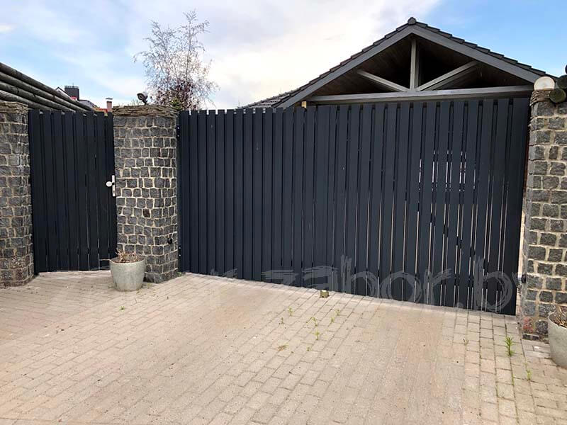 Фото распашных ворот из евроштакетника, графитового цвета