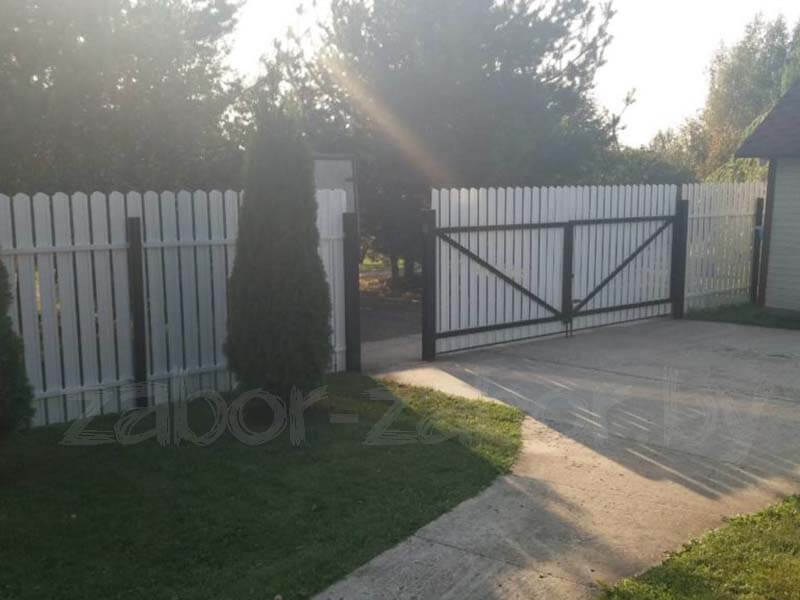 Фото ворот из одностороннего евроштакетника - вид внутри