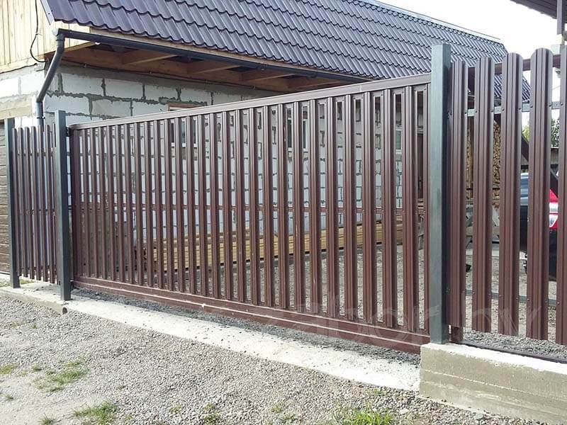 Фото откатных ворот из ворота из одностороннего евроштакетника