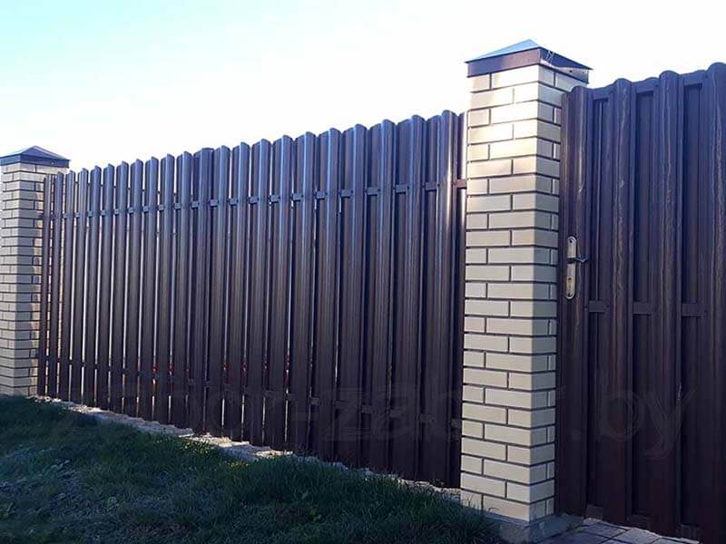 Фото ворот евроштакетника, столбики из облицовочного кирпича