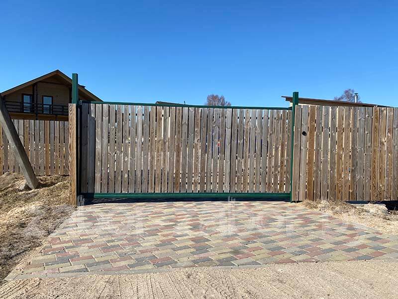 Фото ворот из деревянного штакетника