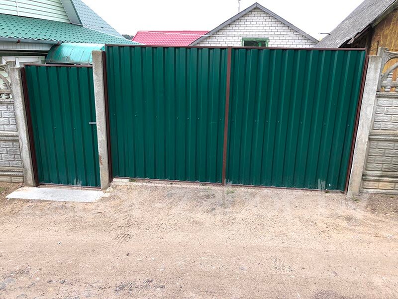 Фото ворот из профнастила с калиткой зеленого цвета, встроенные в бетонный забор