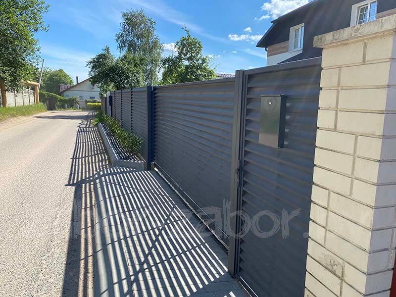 Фото откатных ворот-жалюзи с калиткой