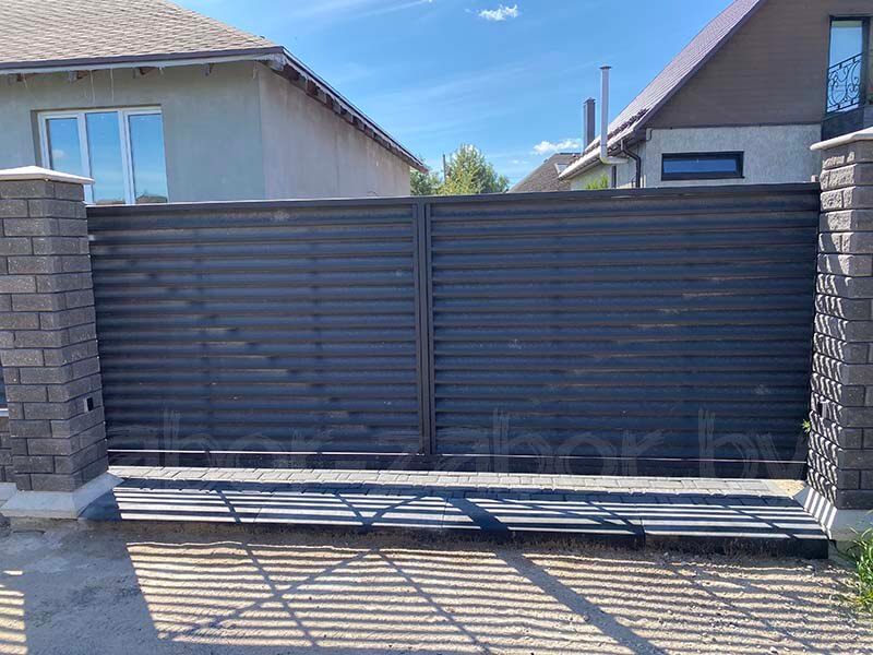 Фото откатных ворот-жалюзи