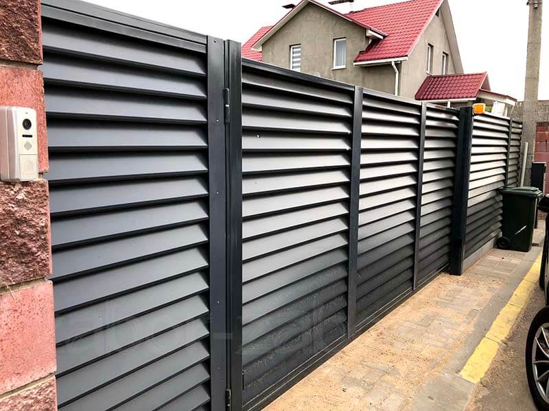 Фото откатных ворот-жалюзи с калиткой и столбами из Бессера