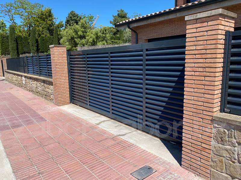 Фото откатных ворот-жалюзи в дизайнерском решении забора