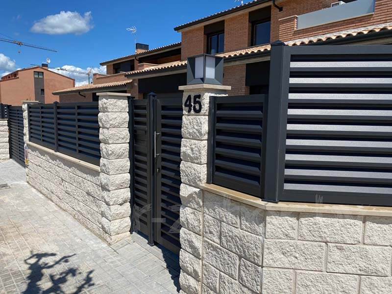 Фото ворот-жалюзи с калиткой и забора из декоративного камня