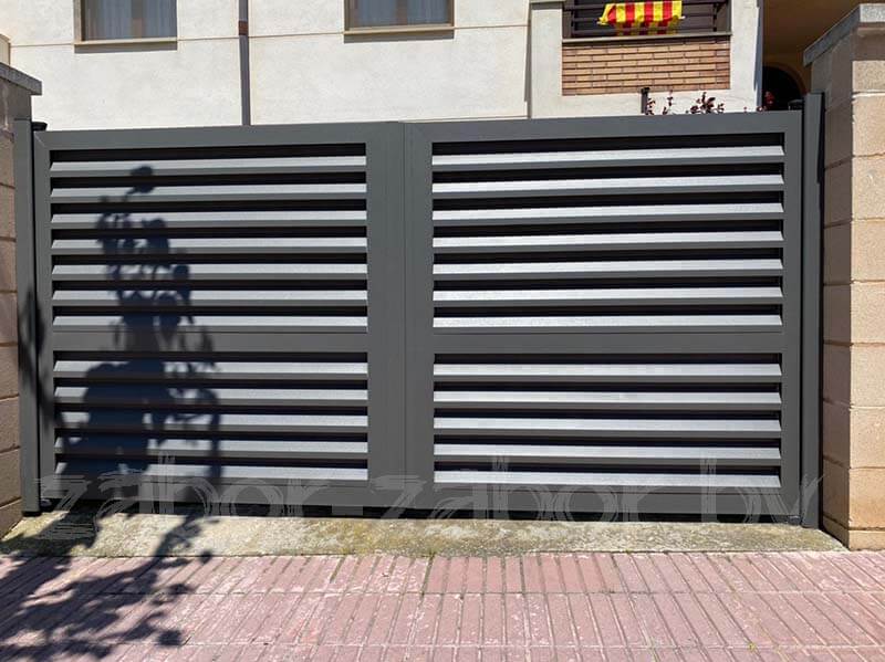 Фото распашных ворот-жалюзи графитового цвета