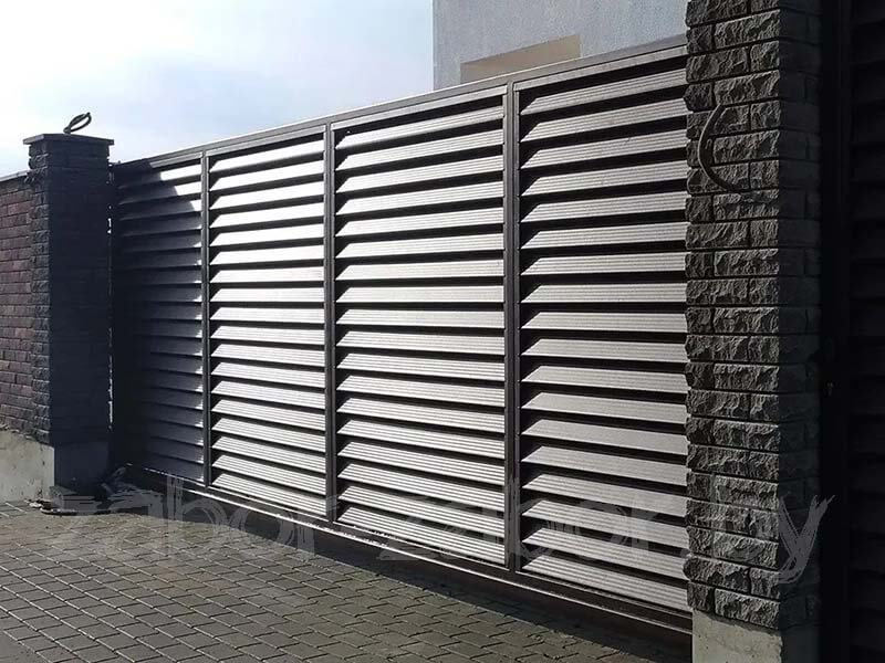 Фото откатных ворот-жалюзи с рифленным покрытием ламелей